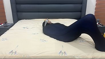 Sepatu Dijilat Budak Terperangkap Dalam Penjara Celana Ketat, Dimaki-maki Dengan Kata-kata Kotor.