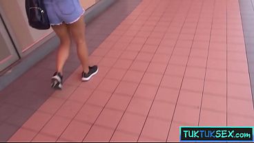 Gadis Amatir Thailand Digebuk Di Dalam Tuk-tuk Terus Digiring Ke Hotelnya Buat Mainin Ranjang.