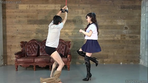 Cewek Jepang Pake Kostum Cosplay, Empet-empetin Bola Sampe Muncrat.