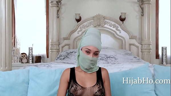 Ibu Tiri Berhijab Bikin Tenang Sambil Menggoda – Cali Lee