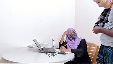 Bankir Hijab Montok Digebuk Petani Desa Perkasa Desi Chudai Panas