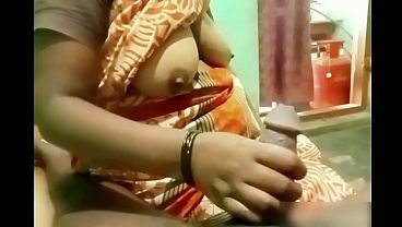 Cewek India Tua Ngocok Kontol Bocah, Bikin Muncrat