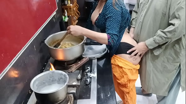 Ibu Rumah Tangga Desi Ngentot Di Dapur Sambil Masak, Pantatnya Digoyang Sambil Pegang Wajan