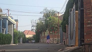 Wtf, Mama Arab Ngocek Memek Di Luar Rumah Deket Jalan Raya