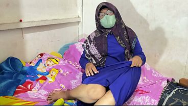 Wanita Berhijab Lagi Mainin Memek Sendiri Sampe Basah Kuyup.
